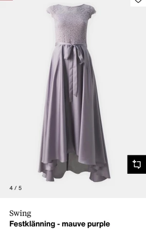 Ljuslila festklänning från Swing - Superfin ljuslila långklänning från Swing med spetsliv, korta ärmar och flowy kjol i satinliknande material. Klänningen har ett knytband i midjan och vacker volangkant nertill. Perfekt för dig som vill sticka ut på bal eller fest!