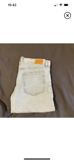 Weekday Barrel ljusa jeans - Säljer ett par ljusblå Weekday Barrel jeans med klassisk femficksdesign och knappgylf. Jeansen har en relaxed passform med något avsmalnande ben och hög midja. Perfekta för dig som gillar en chill och trendig look. Fina jeans som har klarat sig från skavanker å har inga hål eller nått. 