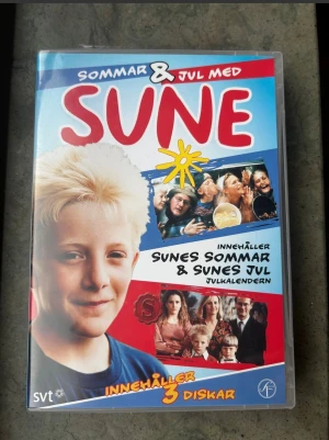 Sommar & julkalender Sune dvd box - Denna DVD-utgåva innehåller ”Sunes Sommar” och ”Sunes Jul” julkalendern. Följ familjen Andersson på deras äventyr under både sommar och jul. Perfekt för familjer som vill njuta av klassisk svensk underhållning.  Finns på språk: Svenska.  OBS!! skivorna är begagnade så det kan förekomma repor/hairlines på skivorna, men då jag kollar igenom alla filmer jag säljer garanterar jag att alla funkar felfritt om inget annat står! :)