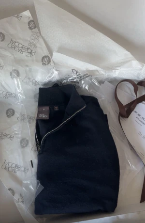 Oscar Jacobson tröja - Säljer en marinblå kashmir half zip tröja i storlek M, ny med box och allt og. Made in italy, riktigt fint kvalité. Endast 1199kr, hör av er vid frågor. Mvh Viktor🙌😊