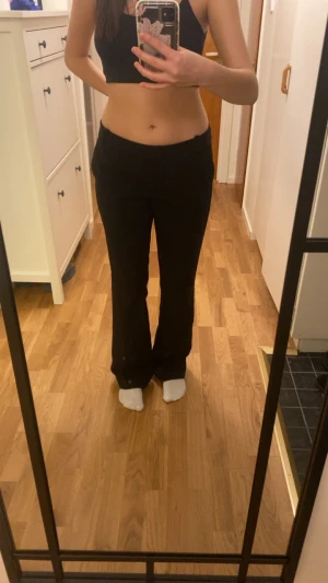 Svarta bootcut kostym byxor från Bikbok - Säljer ett par svarta bootcut kostymbyxor  från Bikbok i storlek 40. Byxorna har normal  midja och sitter snyggt över höfterna. Köpta för 550kr och använt dom 1 gång! 