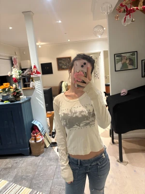 Matthews Band långärmad croppad tröja - Säljer en ljusbeige långärmad croppad tröja med tryck från Matthews Band 'New York Live' på bröstet. Köpt på en loppis