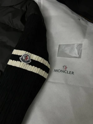 Moncler Cardigan - Säljer denna as snygga Moncler cardigan då jag har en annan som jag använder mig av, köptes i november förra året💘 och har knappt använt den💘 Priset går såklart att diskuteras!!💘