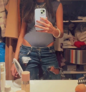 Blå body - Säljer en skit snygg body från Zara som inte längre säljs💗💗💗Ett pytte litet hål man knappt ser