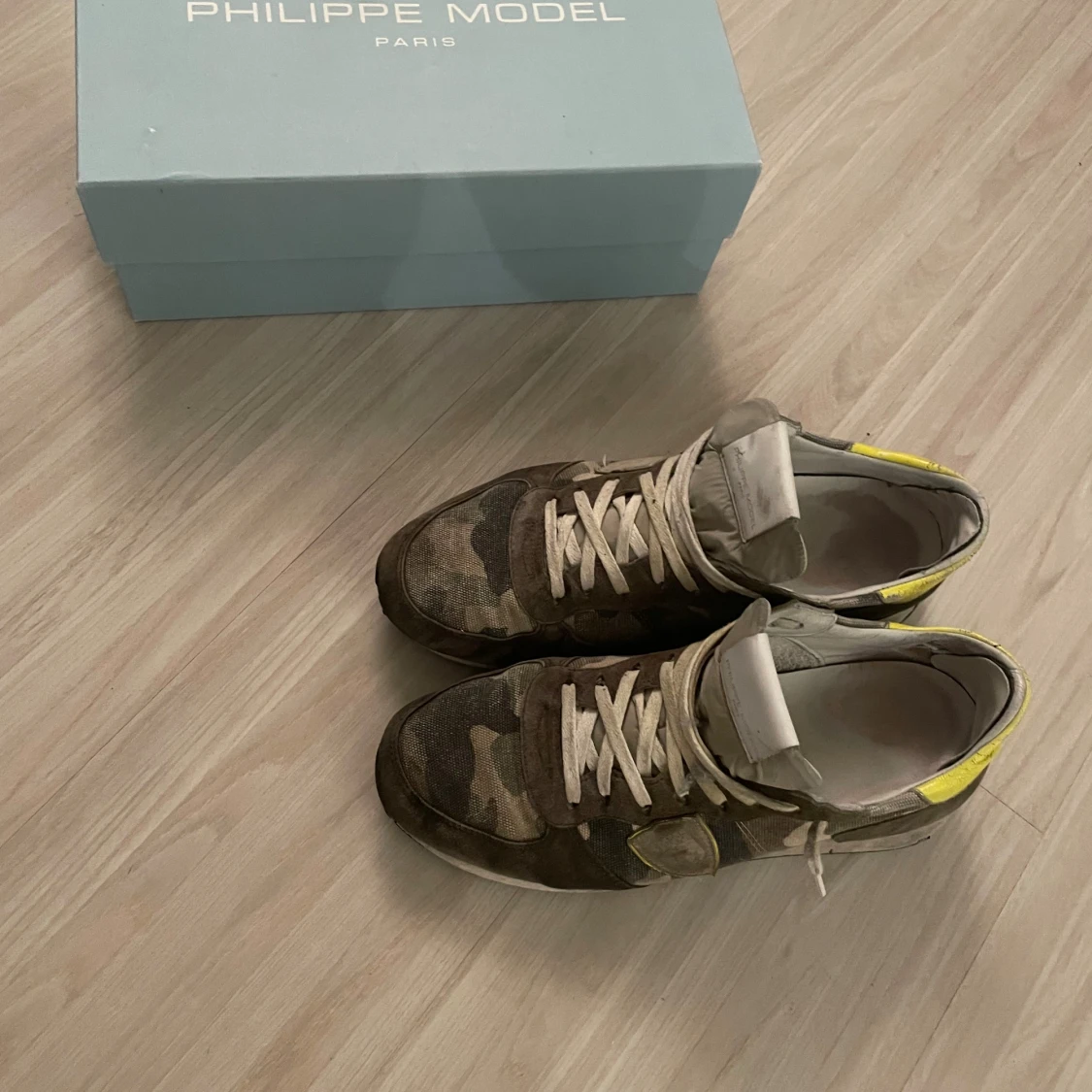 Camouflage sneakers från Philippe Model - 1