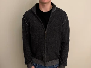 Full Zip Tröja - - Condition: 9/10 - Color: Dark - Size: M