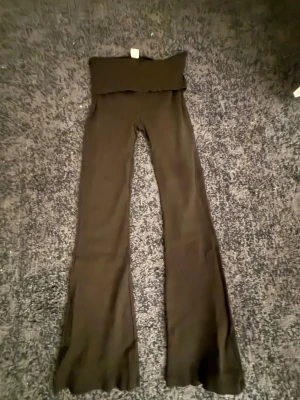 Svarta bootcut byxor med en vikbar kant - Säljer ett par svarta bootcut byxor med bred, hög midja (vikbar). Byxorna har en figurnära passform upptill och vida ben nedtill. Materialet är inte så stretchigt, perfekt för dig som gillar trendiga plagg. Storlek 170. Endast använda en gång. Hör av dig via e-mej eller mobilnummer då jag nt kan ta emot Swish på detta nummer. E-mejl emli.com@icloud.com mobil-0728875624 MVH Emilia/marina😊