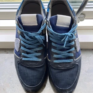 Blå Philippe Model sneakers med mockadetaljer - Snygga sneakers från Philippe Model i olika blå nyanser med grå och vita detaljer. Kartongen finns med 