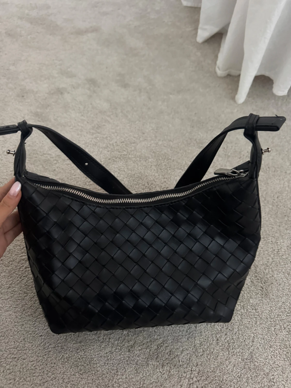 Svart flätad axelväska i skinn - 1