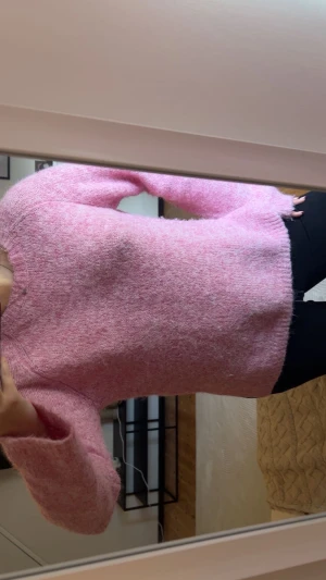 Rosa stickad tröja från Noisy May - Mysig rosa stickad tröja från Noisy May. Den sticks inte och tröjan har slits på sidorna!💕 Kommer inte till användning. 