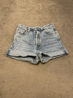Levi’s shorts - Snygga levi’s jeans som gjorts om till shorts på egen hand. Ytterbenslängd 32, midjemått 32. 💕