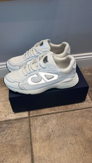 CD skor  - Vita CD skor, i storlek 44. Helt okej använda, skriver om du är en seriös köpare!