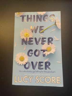 Things We Never Got Over av Lucy score - Aldrig läst men de har råkat komma färg på sidan av boken så annars är skicket bra