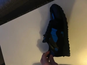 Valentino Garavani blå sneakers - Säljer ett par snygga Valentino Garavani sneakers med svart och blått camouflage-mönster. Skorna har rund tå, platt sula och snörning. Materialmix av skinn och textil ger en cool och exklusiv känsla. Perfekta för dig som vill sticka ut med designer på fötterna.