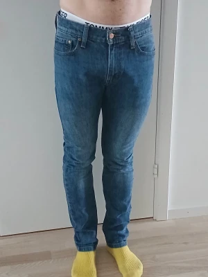 Levi's 510 skinny jeans blå W30 L32 - Säljer ett par Levi's 510 skinny jeans i klassisk blå tvätt. Modellen har smal passform, fem fickor och knappgylf. Materialet är slitstarkt jeans och midjan är låg. Mått: midja 40 cm, längd 103 cm, innerbenslängd 75 cm. Perfekt för dig som gillar en tajt look. Skriv om ni har frågor eller vill ha fler bilder. Priset går att diskuteras.