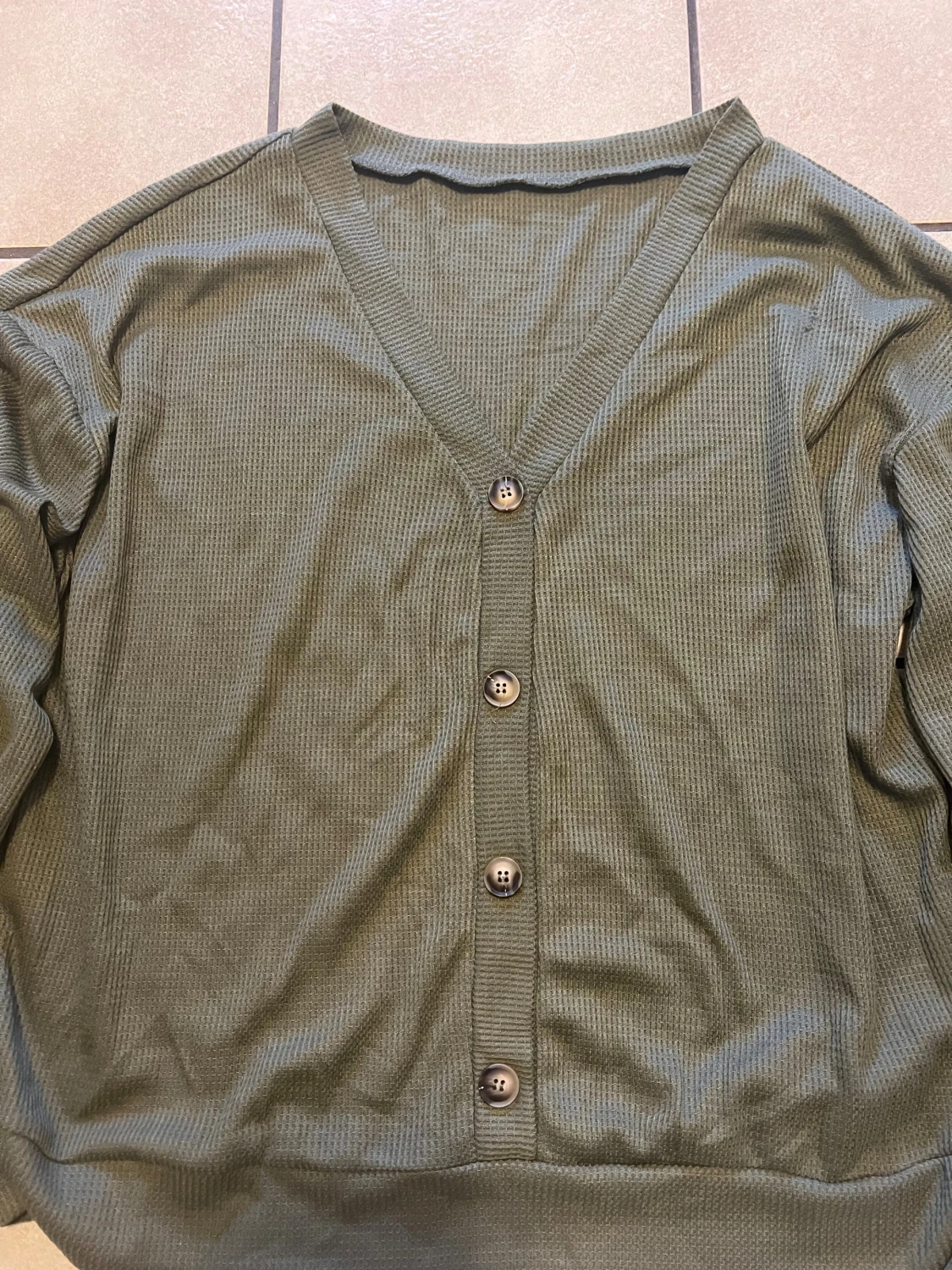 Olivgrön ribbad tröja  med dekorativa knappar - 1