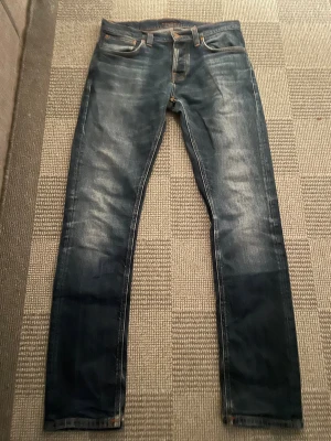Nudie jeans - Storlek w32 L 34✅Säljer dessa nudie jeansen. De ska vara rak passform men jag känner att de är en aning tajta. Öppen för prisförslag✅