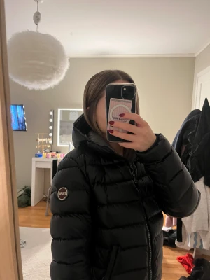 Svart pufferjacka från Colmar - Säljer min svarta colmar jacka som är i fint skick och använd en vinter. Jackan har en tajtare passform så den sitter tajtare än en vanlig str 40, mer som xs/s