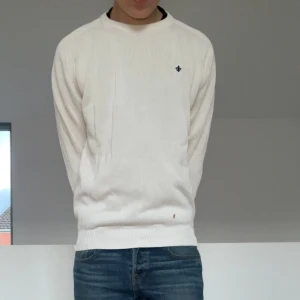 Vit Morris tröja  - Säljer en sjukt fet vit  Morris tröja i strl L men passar även M. Tröjan är i bra skick förutom en fläck som nyss kommit nere i högra hörnet på framsidan, därav det låga priset. Fläcken bör gå bort i tvätten o hör gärna av er vid frågor elr funderingar!! 