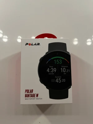 Polar Vantage M svart multisportklocka - Polar Vantage M är en stilren och sportig multisportklocka i svart med rund display och perforerat silikonarmband. Perfekt för dig som gillar träning och vill ha koll på puls, distans och tempo direkt på handleden. Knappt använd, köpt ny för cirka 2200-2500kr. Laddare och instruktioner finns kvar, i original förpackningen.