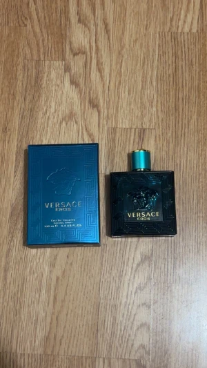 Versace Eros Eau de Toilette - Versace Eros Eau de Toilette, 95 ml. Snygg och modern design som sticker ut i samlingen. Perfekt storlek för dig som vill ha en ikonisk doft från ett välkänt modehus. Pris kan disskuteras