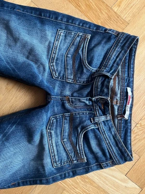 Vintage Lågmidjade bootcut blå jeans - Low waist jeans från only, storlek 32/xxs men passar även xs