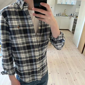 Ralph lauren skjorta -  Rutig skjorta ifrån Ralph lauren, storlek S och jag är 180, sitter väldigt bra på mig, mycket bra skick, skriv vid frågor!