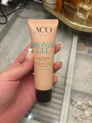 ACO Bronze Gel - ACO Bronze Gel är en lätt och snabbt absorberande bronzer-gel som ger huden en naturlig solkysst ton. Kommer i en beige plasttub med svart skruvkork. Oparfymerad och passar alla hudtyper. Perfekt för dig som vill ha glow utan doft.
