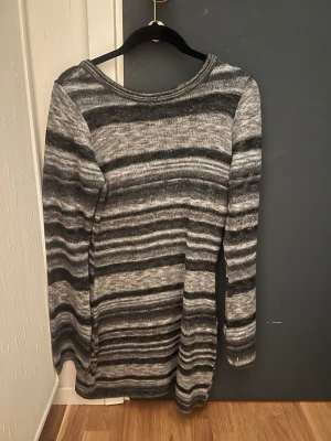 Klänning från Nelly - Klänning från Nelly, aldrig använd (endast provad). Väldigt snygg och i lite tjockare material med halvöppen rygg