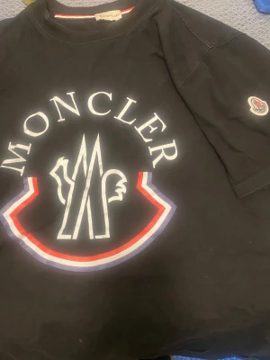 Äkta  svart Moncler t- shirt  - Äkta moncler t- shirt jätte fin tröja har köpt en ny samma för gillar den så mycket.