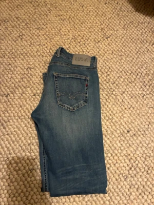 Replay Jeans - Replay Jeans som är använda Max 5 gånger. De är i modellen Grover som är en blandning mellan straight och slim fit. Storlek W30 L32