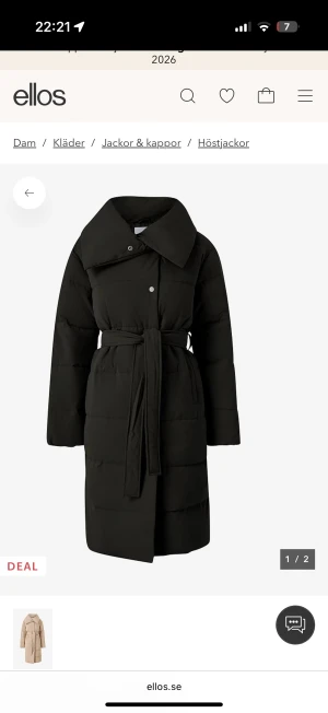 SÖKER!! Svart jacka med midjebälte och krage - Är det någon som säljer en sån här? Den har utgått ur ellos sortiment. Svart lång pufferjacka med bred krage och bälte i midjan, ingen luva 