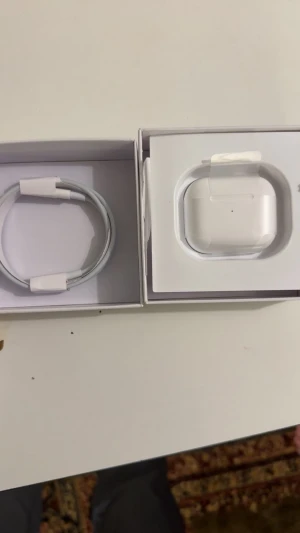AirPods Pro 2 - Säljer ett par AirPods Pro (2nd gen) med MagSafe-laddningsetui. Komplett i originalförpackning med laddkabel och dokumentation. Mycket fint skick, inga synliga repor eller skador. Perfekt för trådlös musik och samtal med aktiv brusreducering.