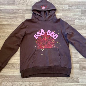 Spider sp5der hoodie brun - I bra skick, säljer för jag har gått upp i vikt och den passar ej 