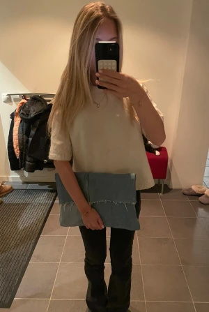 Datorfodral tillverkad av återvunna jeans - Vi på ReCase UF tillverkar datorfodral tillverkade av gamla jeans. Vi ser så klart till så att kvaliteten på jeansen är bra och tåliga. Hör av er om ni har frågor💙💙Datorfodralet passar till en dator som är 14tum eller mindre. Obs! Priset är ej prutningsbart och ni står själva för frakt!