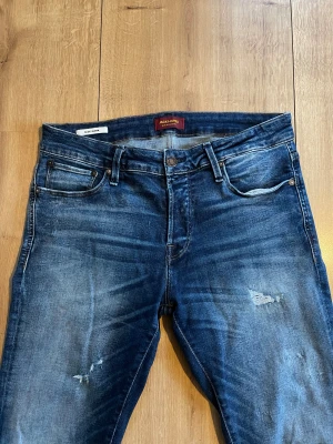  Jack & Jones jeans  - Säljer nu mina Jack & Jones jeans efter som dom inte kommer till användning. Modellen på bilden är 186cm lång och väger 70kg och bör storleken 32/32. Jeansen är i modellen Glen slim (slim fit). Jeansen har ingen defekter på sig och har riktigt feta slitningar och fade. Tveka inte på att kontakta vid mista fundering. Pris kan gå ner vid snabb affär ⚜️🙌🔥 
