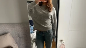 Grå stickad tröja från H&M - Säljer en enkel och snygg grå stickad tröja från H&M i storlek S. Tröjan har rund hals, ribbade muddar. Perfekt till jeans och passar dig som gillar en chill och stilren look.