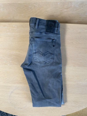 Replay Anbass - Säljer dessa sjukt snygga Replay Jondrill Anbass jeans för 400kr | Nypris ca 1200kr | Skick - 7/10 | Size - W29 L32 | Medföljer - inget Og/Tags | Tveka inte att fråga om du har några funderingar! 