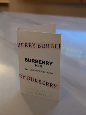 Burberry Her parfymprov 1,5 ml - Burberry Her Eau de Parfum Intense i praktisk provflaska på 1,5 ml. Innehåller noter av vild jordgubbe, apelsinblom och amberträ. Perfekt att testa eller ha med på språng.