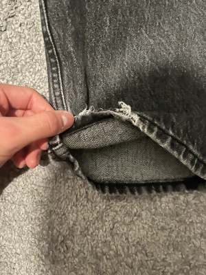 Vailent svarta jeans straight fit - Svarta vailent jeans med klassisk femficksdesign och raka ben. Jeansen har en vintage tvätt och slitna detaljer vid bensluten för en cool, avslappnad vibe. Passar dig som gillar tidlös stil och vill ha ett par jeans med karaktär.