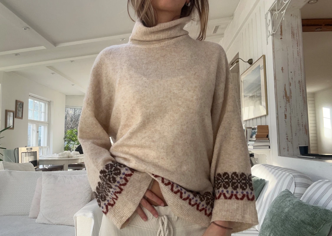 Stickad tröja med mild polokrage 