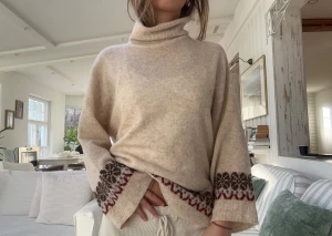 Stickad tröja med mild polokrage  - En stickad tröja från Cream i storlek S. Tvättlappen är bortklippt men gissar på någon ull mix, tyget verkar mjukt och fint. Jag fraktar inom 24h. Se liknande plagg i min profil!