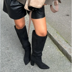 Wide knee high boot - Säljer mina svarta mocka stövlar från Nelly. Är slutsålda på nätet. Endast använda 2 gånger. Nypris: 799kr. Mitt pris: 450kr.