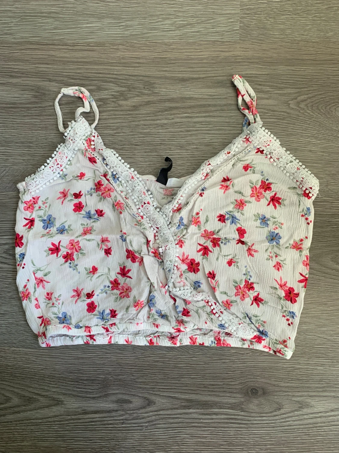 Blommig omlott linnetopp från Divided