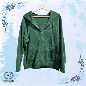 Grön hoodie från Polo Ralph Lauren - Mörkgrön hoodie från  Ralph Lauren med dragkedja, huva och snörning. Perfekt för chill dagar eller när du vill vara extra bekväm. Flexibel med priset