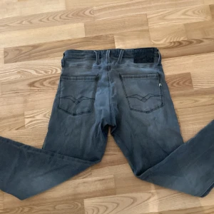 Replay Anbass grå jeans, stl 30 - Säljer ett par Replay Anbass slim jeans i en snygg grå färg! Dem är storlek 30 i midjan och 32 i längden. Köpta för 1299kr. Dem är använda men funkar utmärkt. Tvättar dem innan jag postar. 