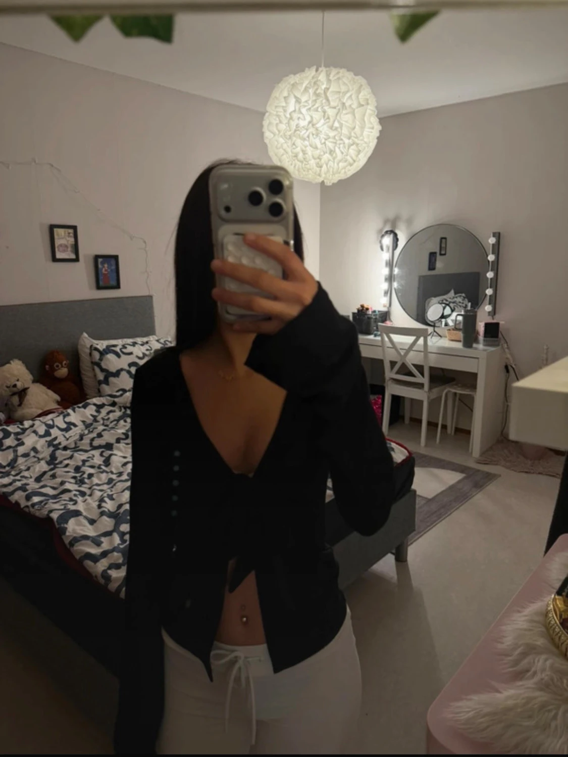 Svart omlottopp med knyt framtill