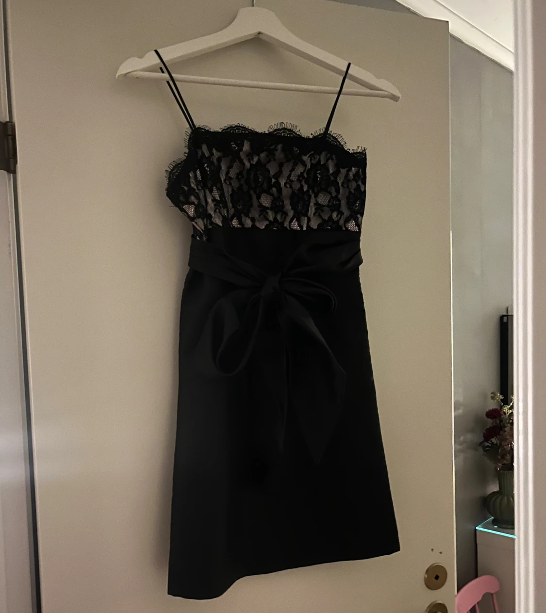 Svart spetsklänning med rosett framtill - 1