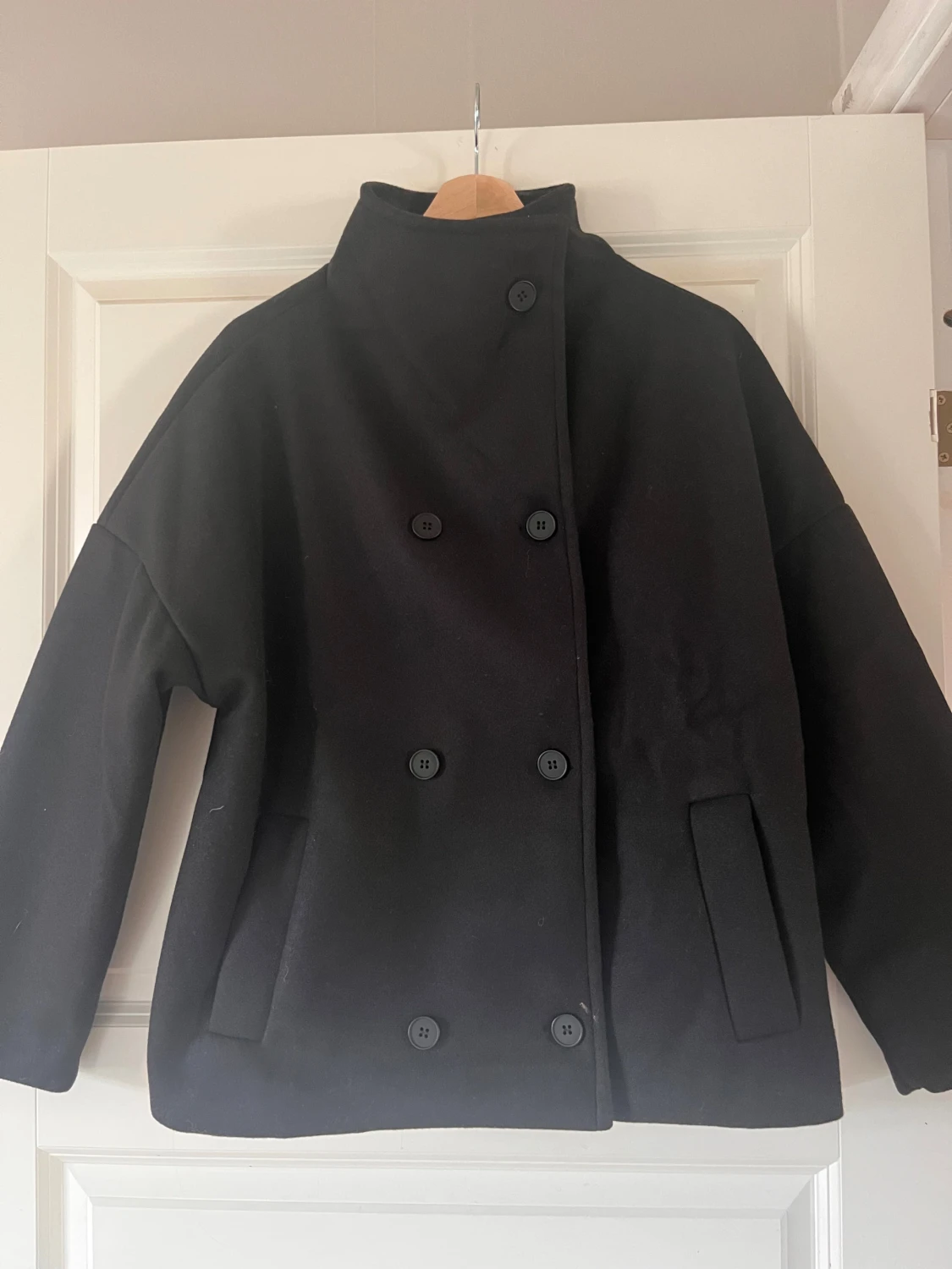 Svart skepparkavaj med bred krage - 1