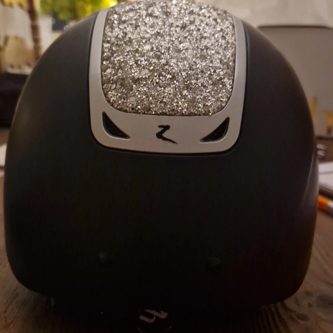 Svart hjälm med glittrig detalj från Horze - 90